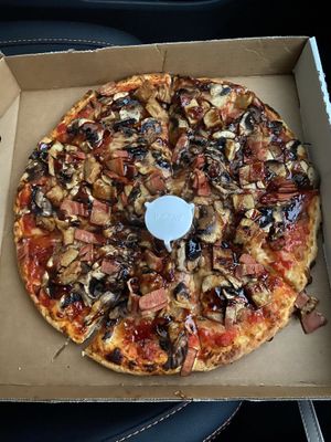 Vegan bbq chicken with mushrooms   at Bellavita Pizzeria in Allenby Gardens