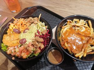 Poutine and salad bowl at Copper Branch in Nancy