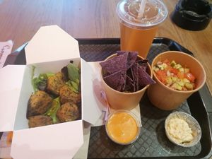Falafels, nachos, guacamole and salsa, oded tea at Copper Branch in Nancy