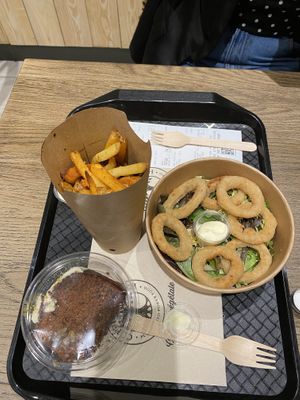 Frites, onion rings et carrot cake at Copper Branch in Nancy
