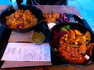 Mediterraneo  bowl, chili and buffalo wings at Copper Branch in Nancy