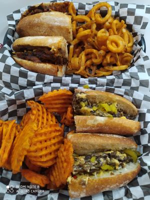 Philly cheese steak y fakc yeah. Camote fries y curly fries at fakc-yeah - Cloud kitchen in Mexico City