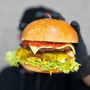 la duplex

two beyond patties, two slices of cheese, lettuce, onion, sweet pickles, ketchup, and mustard at fakc-yeah - Cloud kitchen in Mexico City