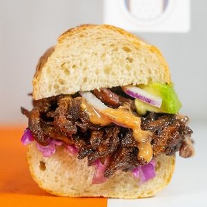 bb.queen

vegetable meat with bbq sauce, coleslaw salad, avocado, red onion, and bbq-aioli dressing at fakc-yeah - Cloud kitchen in Mexico City