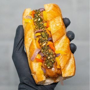 el shori(pan)

beyond brat, caramelized red-yellow pepper, and red onion, chimichurri at fakc-yeah - Cloud kitchen in Mexico City