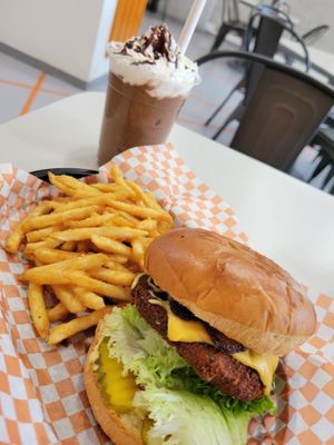 poio-macho & fries & fack-chip y café shake at fakc-yeah - Cloud kitchen in Mexico City