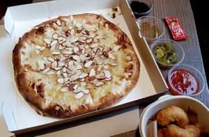 Vegan Gorgonzola Pizza with sauces at Style Vegan - 스타일비건 in Seoul