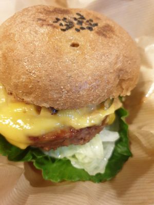 meaty non-meat burger at Style Vegan - 스타일비건 in Seoul