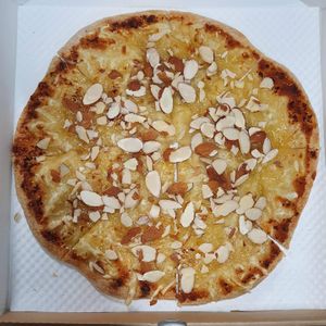 Vegan Gorgonzola pizza with vegan h*ney at Style Vegan - 스타일비건 in Seoul