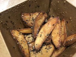 Seasoning with herbs at Style Vegan - 스타일비건 in Seoul