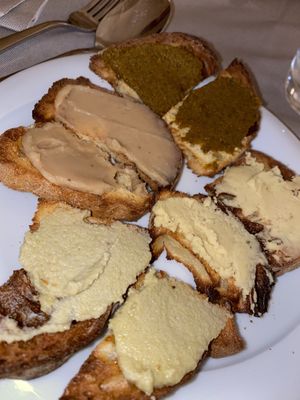 Bruschette con patè vegetali (ceci, pesto, cannellini, carciofi) at Agriristories in Matera