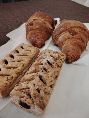 Croissant farciti con confettura di albicocca e Mattonelle con crema al cioccolato. at Cristally di Zucchero in Matera