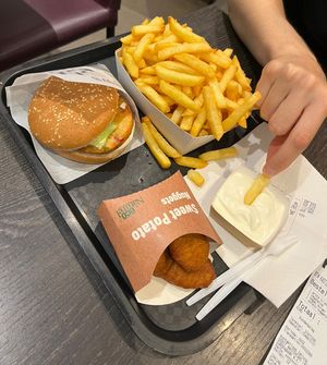 Pretty nice vegan fast food for a fair price, the sweet potato Nuggets were really good!😄  at Frituur Franky in Oostende
