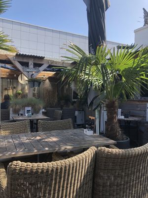 Outside seating at Gewoon Bij Roon in Castricum