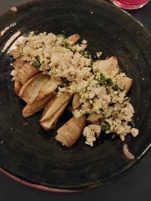 Geoorsterde pastinaak met hazelnoot/tofu crumble at Vangroenten in Hasselt
