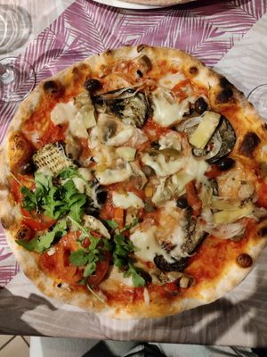 Pizza Vegetariana con Mozzarella di Riso at Pizzaria Peperetta Dispetusa in Imperia