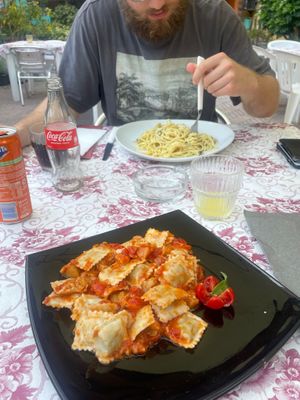 Vegan carbonara and vegan ravioli at Pizzaria Peperetta Dispetusa in Imperia