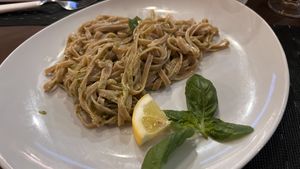Tagliatelle integrali con pesto e lime   at Pizzaria Peperetta Dispetusa in Imperia