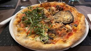 Pizza vegetariana con mozzarella di riso  at Pizzaria Peperetta Dispetusa in Imperia