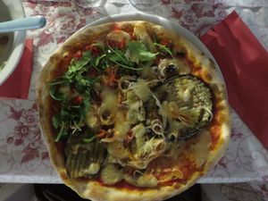 Pizza mit vegan rice Mozarella at Pizzaria Peperetta Dispetusa in Imperia