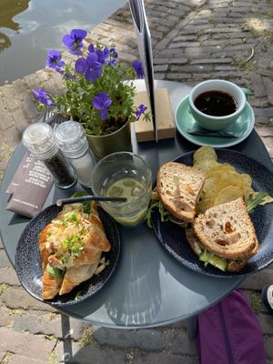 Droom Croisssant und Sandwich De Kas (alles vegan)   at Anne&Max in Alkmaar