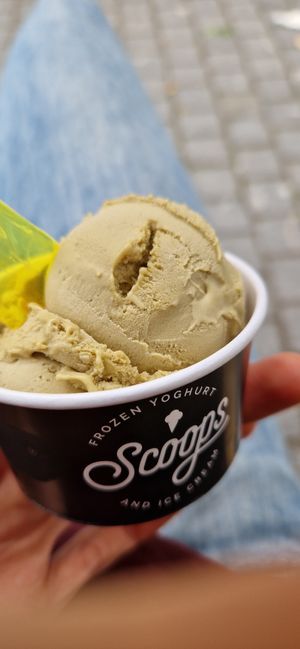 Bolletje pistache-ijs at Scoops in Breda