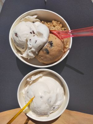 Mint-chocolate + peanut oreo at Scoops in Breda