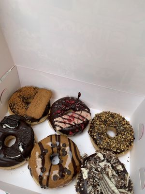 Viel Auswahl. Wer Schokoladen Glasur mag wird hier glücklich  at Royal Donuts  in Mannheim