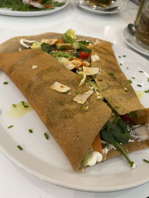 Crêpe mit Avocado, Salat und veganem Parmesan  at Maria Limão in Porto