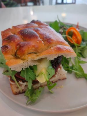 Bagel vegano version focaccia at Maria Limão in Porto