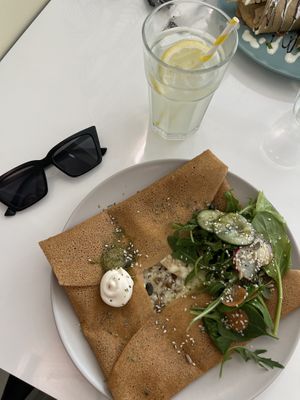 Crêpe salsicha y queso vegan  at Maria Limão in Porto