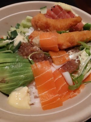 Bowl with tuna, lemon shrimp and more at Vegan Sushi Express in Rotterdam