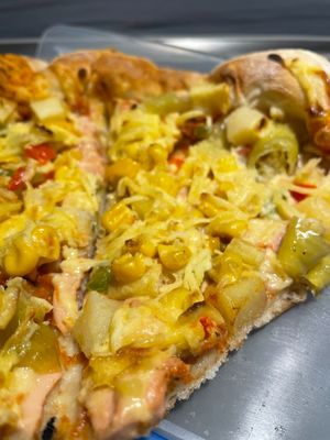 Pizza Kruste: Kartoffeln, Mais, vegane Wurst, Paprika, Pepperocinis at Kruste in Leipzig