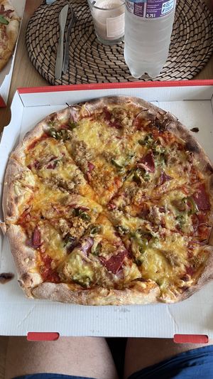 Pizza Diavolo mit Vhunfisch  at Kruste in Leipzig