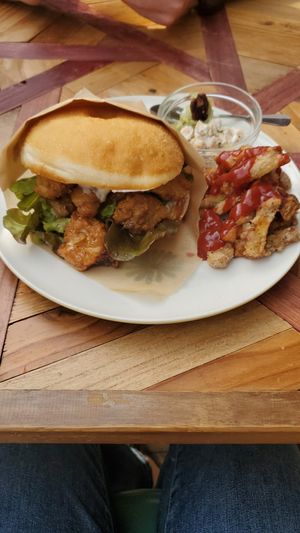 Sweet chili mayo burger set at Hatena in Tokyo