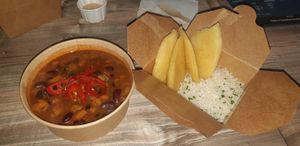 Chilli vegano, que viene acompañado de arroz y arepas at Tricolor in York