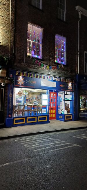 La puerta por fuera de noche at Tricolor in York