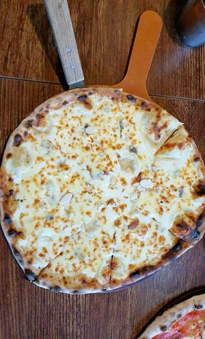 Gorgonzola pizza (vegetarian) at Napoline 나폴리네 in Seoul