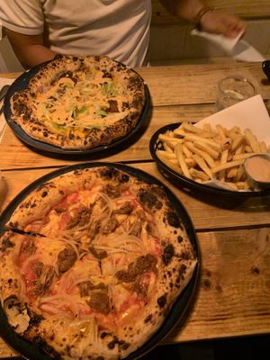 ´Bigger than Mac’ and ´Jacko & Cipolla’ Pizzas 🥰 at Plant Base in Lisbon