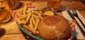Burger mit Pommes inkl. Dip at Plant Base in Lisbon