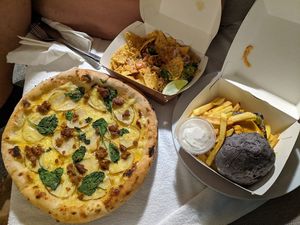 Nachos, Burger, Pizza mit Kartoffeln und Saliccia at Plant Base in Lisbon