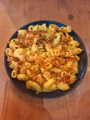 Mac and cheese. Estaba rico, buena ración para compartir. Tenía un sabor a mostaza rico. at Plant Base in Lisbon