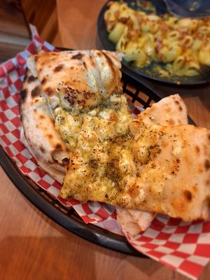 Pan de ajo con queso. Es el tañamo de un pizza pequeña, rico y buena cantidad. at Plant Base in Lisbon