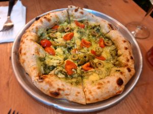 Pizza pesto. Estaba rica pero no destacó como esperábamos. La base tenía bastante aceite e igual unas aceitunas negras hubieran potenciado el sabor. at Plant Base in Lisbon