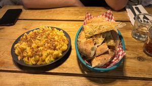 Mac n cheese and cheesy garlic bread   at Plant Base in Lisbon