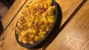 Mac n cheese. Needed salt and hot sauce which they had 😌  at Plant Base in Lisbon