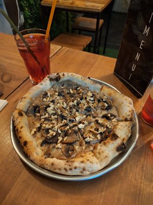 The Fungees Pizza was so delicious 💚 at Plant Base in Lisbon