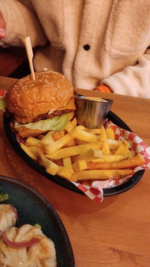 The Classic Burger, com beyond burger e "queijo" cheddar, servido com maionese para as batatas #Veganuary at Plant Base in Lisbon