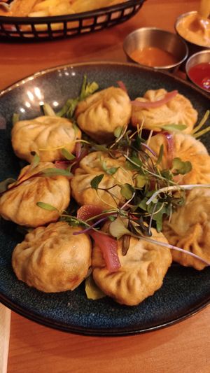 Momos fritos, com molho de caril picante e ketchup #Veganuary at Plant Base in Lisbon