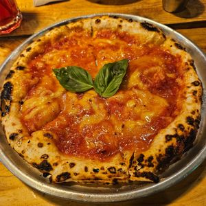 Pizza Margherita at Plant Base in Lisbon
